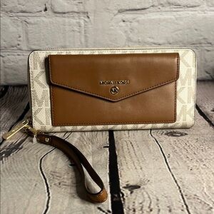 * 🌞Spring Vibes🍀 Michael Kors Jet Set Charm LG Signature Envelope Wallet